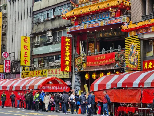 ▲松山霞海城隍廟是北部知名財神廟之一，大年初五一早會舉辦迎財神、發錢母活動，每年都吸引數萬名信眾排隊。（圖／記者吳翊緁攝）