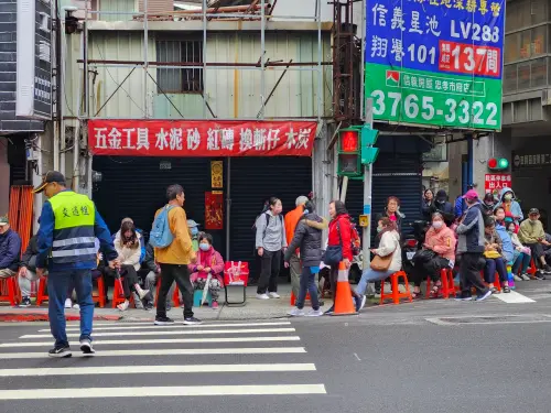 ▲ 「松山霞海城隍廟」一早9點舉辦「迎財神 發錢母 添補財庫」活動，吸引數萬信眾排隊領錢母，現場可見長輩們直接坐在椅子上排隊。（圖／記者吳翊緁攝）