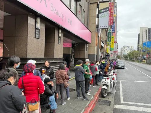 ▲「松山霞海城隍廟」一早9點舉辦「迎財神 發錢母 添補財庫」活動，吸引許多信眾排隊領錢母，從松山捷運站附近就可見人潮。（圖／記者葉盛耀攝）