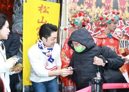 ▲台北市長蔣萬安一早也到達松山霞海城隍廟，協助發放錢母。（圖／記者吳翊緁攝）