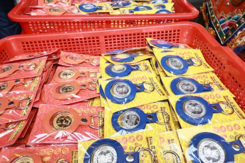 ▲大年初五，許多人不忘到財神廟求錢母，圖為松山霞海城隍廟初五發錢母。（圖／記者吳翊緁攝）