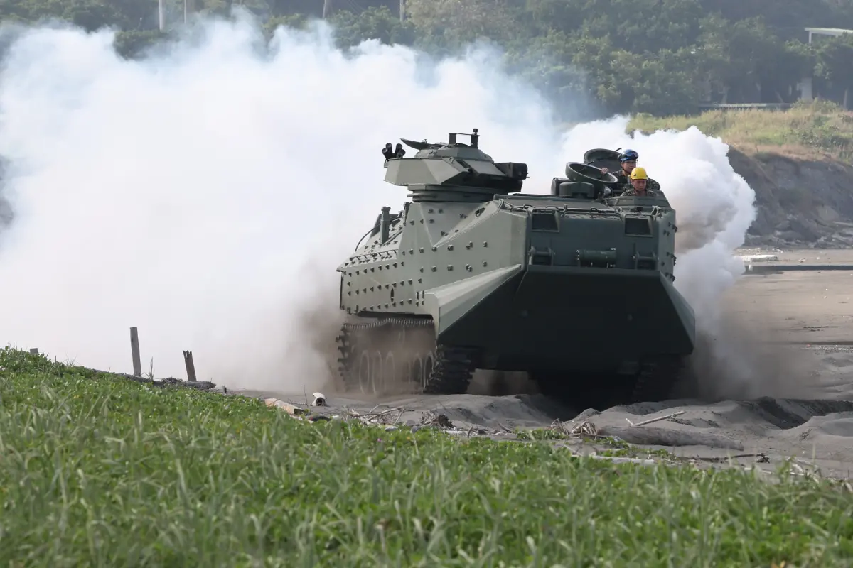 ▲AAV7兩棲突擊車測試發煙器。（圖／軍聞社提供）