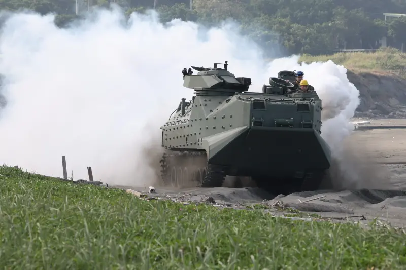 ▲AAV7兩棲突擊車測試發煙器。（圖／軍聞社提供）