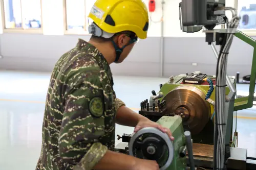 ▲履保廠除負責AAV7五級翻修之外，還可自製相關的零附件。（圖／軍聞社提供）