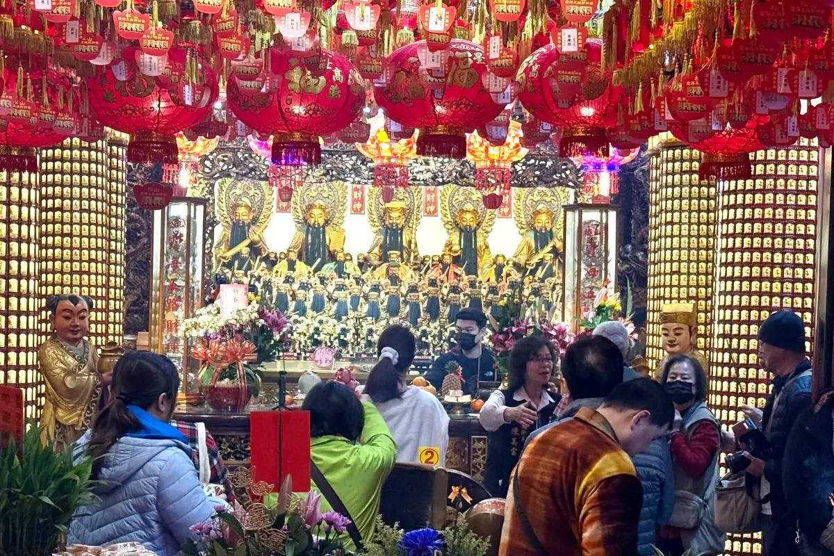 ▲大年初五求財神，許多人會到廟裡領取錢母，求回的錢母該怎麼擺放忌諱，一文快速看懂。（圖／記者葉盛耀攝）
