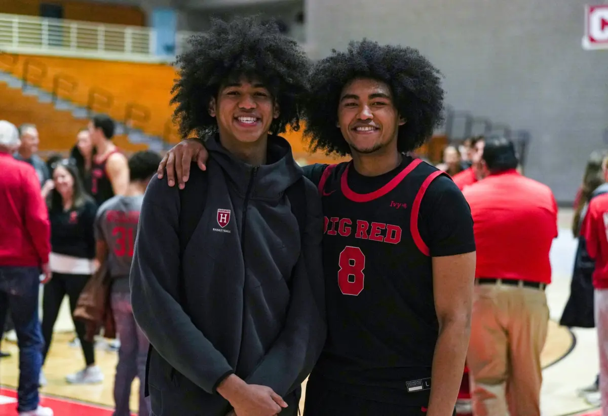 ▲▲賀家兄弟NCAA首度對決！台美混血賀丹（右，康乃爾大學）與賀博（左，哈佛大學）在美國大學籃球賽場正面交鋒，哈佛一度領先雙位數，但康乃爾下半場火力全開，最終以75:60逆轉擊敗哈佛大學。（圖／取自哈佛男籃X）