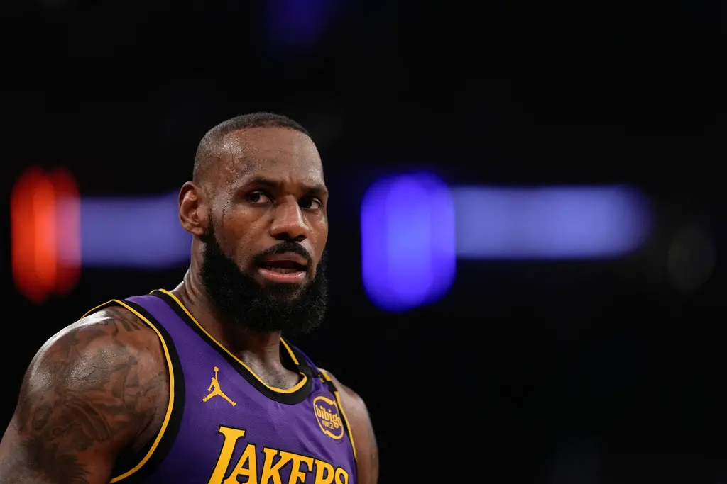 ▲洛杉磯湖人今（2）日對上紐約尼克，「詹皇」LeBron James這一場轟下33分12助攻11籃板「大三元」的成績，全場26投14中，帶領湖人在沒有Anthony Davis的情況下，以128：112大破尼克。（圖／美聯社／達志影像）