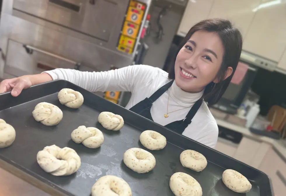 ▲米可白（如圖）過年休假回鹿港老街幫家人賣餅，遇到客人要求合照她堅持不脫口罩，竟然被翻白眼，讓米可白也傻眼直呼「我招誰惹誰」。（圖／米可白臉書）