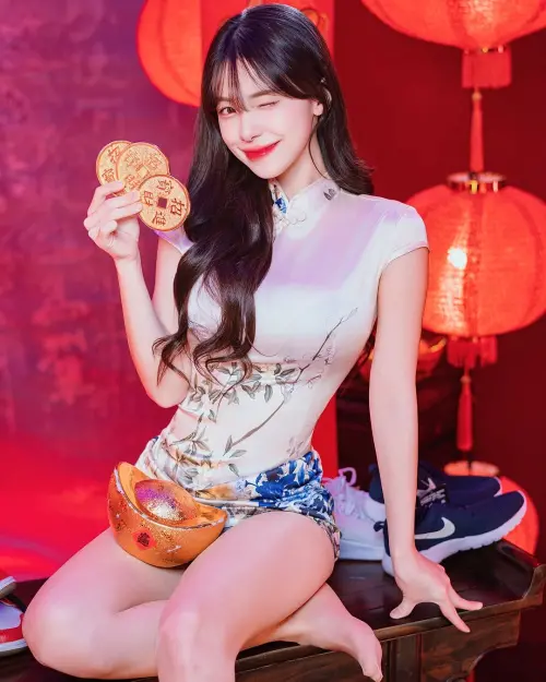 ▲李多慧拜年穿搭太有誠意！緊身旗袍直接熱舞　「狂扭水蛇腰」辣翻（圖／李多慧IG）