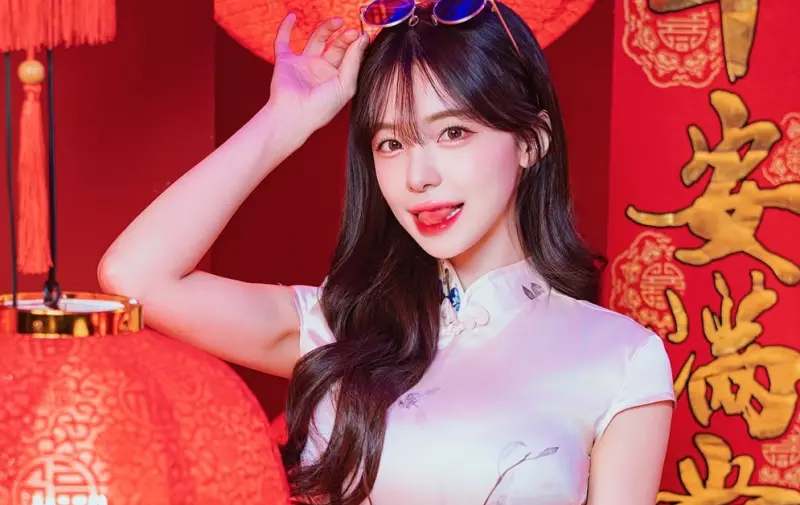 ▲李多慧身穿旗袍跟粉絲拜年，她還一邊熱舞扭動水蛇腰，畫面看起來十分養眼，火辣影片吸引萬人朝聖。（圖／李多慧IG）