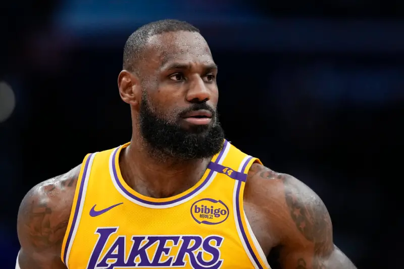▲去年金州勇士曾想和洛杉磯湖人交易LeBron James ，卻因為交易被太多人知道而提前「見光死」，最終未能成功。（圖／美聯社／達志影像）