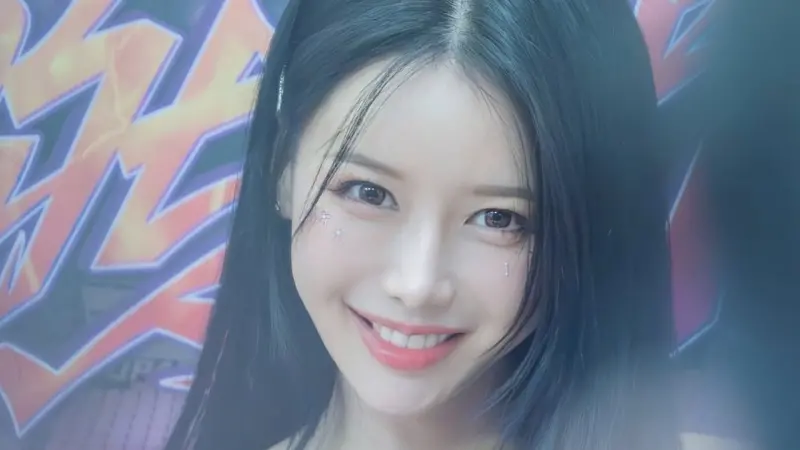 ▲李雅英襯衫沒扣、穿迷你裙跳舞，13秒Reels看過回不去。（圖／李雅英IG）