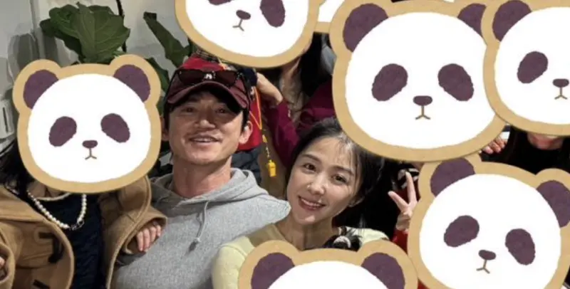 ▲吳慷仁（左）過年期間帶女友邵雨薇（右）回家過年，還曬出兩人與家人的團圓照，讓兩人先前祕婚的傳言甚囂塵上。（圖／吳慷仁臉書）