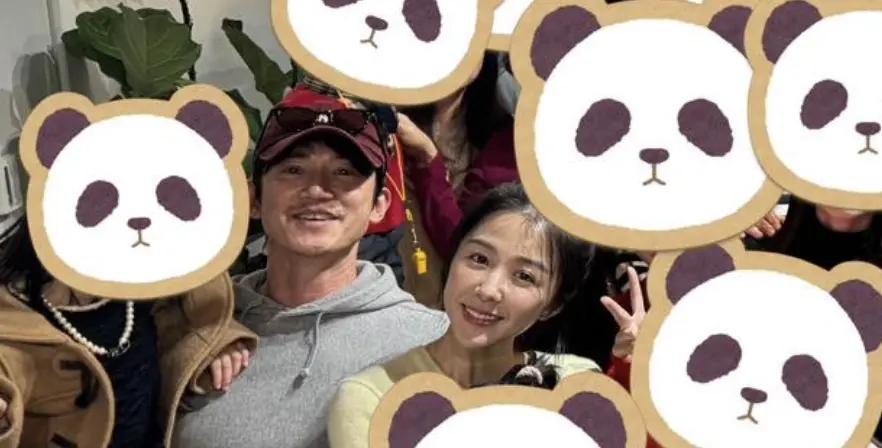 ▲吳慷仁（左）過年期間帶女友邵雨薇（右）回家過年，還曬出兩人與家人的團圓照，讓兩人先前祕婚的傳言甚囂塵上。（圖／吳慷仁臉書）