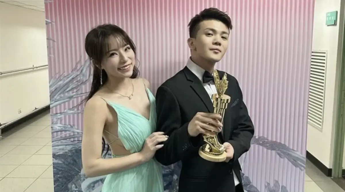 ▲孫生（右）與諶多芬（左）日前公開2年戀情，怎料女方去年10月在《靈能的挑戰》謊稱自己單身的片段遭出征，對此其節目製作人Joeman親上線回應此事，「經過我與製作單位安大風再次確認，當時邀請多芬上節目時，多芬的確是告知製作單位她是單身。」（圖／翻攝自諶多芬IG）