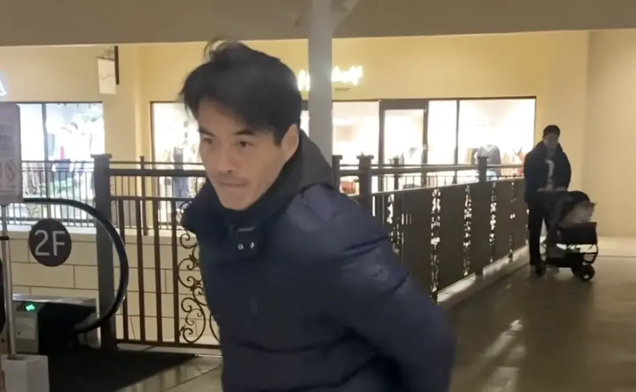 ▲「紅孩兒」前成員沈依智在商場熱舞，被女兒拍下來傳到社群平台上，不少網友都說他寶刀未老，不輸給男團。（圖／翻攝自Threads damnnnn_h）