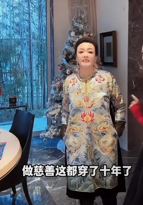 ▲張蘭10年戰袍評價兩極，有人稱經典耐看，有人直言像壽衣，掀起熱烈討論。（圖／翻攝自小紅書）