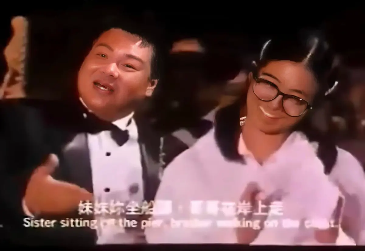 ▲已故男星張立威（左）被導演朱延平封為「台灣最強綠葉」，朱延平更透露30年前在拍攝電影《逃學戰警》時，張立威和楊采妮（右）一起唱歌的這幕，讓金城武笑倒在地。（圖／朱延平臉書）