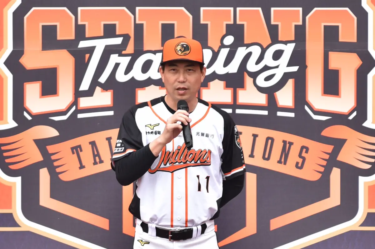 ▲統一獅今（2）日在台南棒球場舉行春訓開訓典禮，年度口號喊出「尚勇」，獅隊總教練「大餅」林岳平寫出「六蛇成功」的年度祈願，期盼球隊全員能夠著茁壯成長，每位選手都「尚勇」，準備好成為成功的一員。（圖／記者陳柏翰攝）