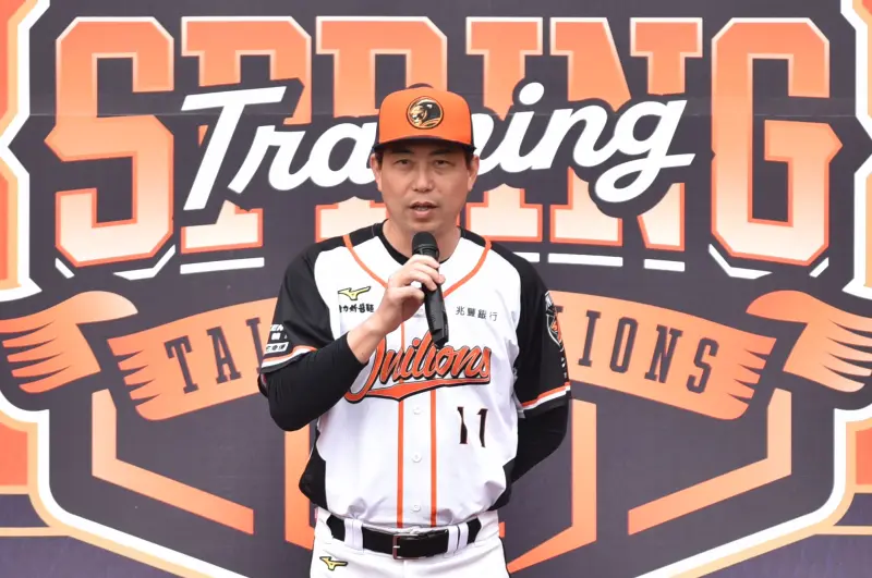 ▲統一獅今（2）日在台南棒球場舉行春訓開訓典禮，年度口號喊出「尚勇」，獅隊總教練「大餅」林岳平寫出「六蛇成功」的年度祈願，期盼球隊全員能夠著茁壯成長，每位選手都「尚勇」，準備好成為成功的一員。（圖／記者陳柏翰攝）