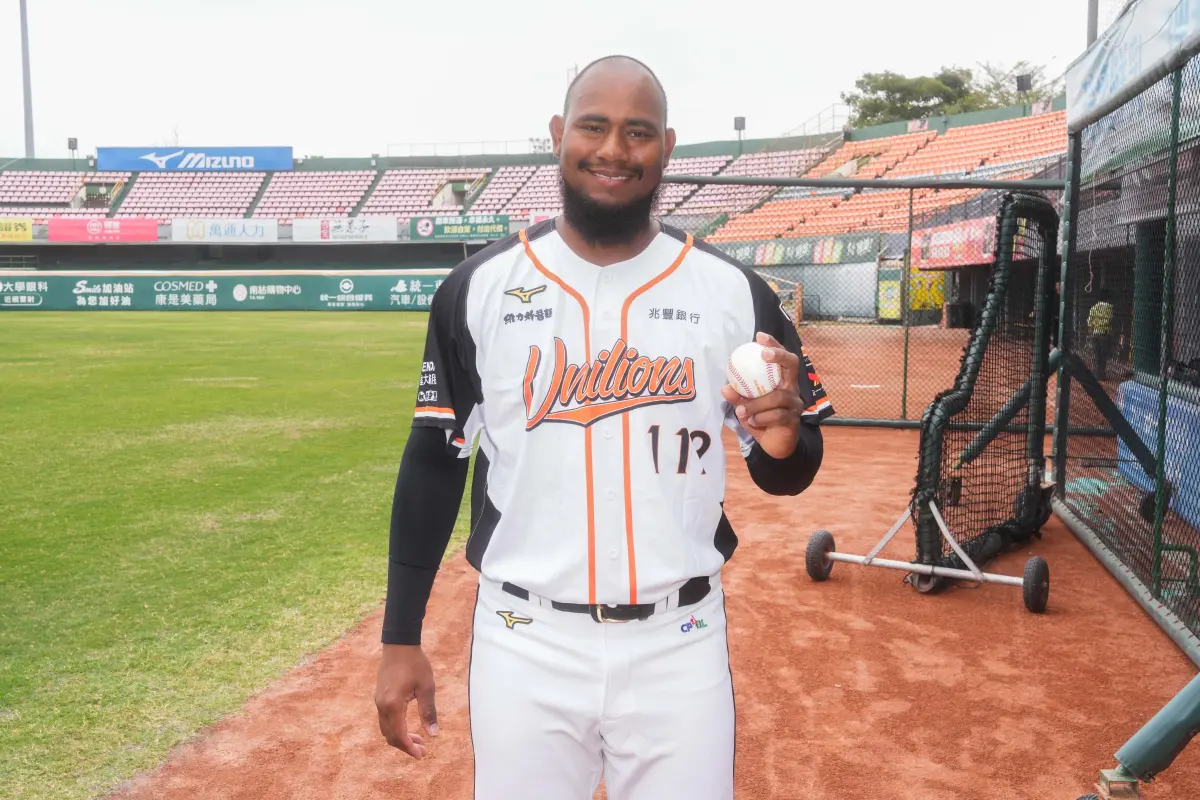 ▲統一獅新洋投梅賽斯（C.C Mercedes）今（2）日在球隊開訓典禮亮相，成為本季首位報到的洋將，首度來到台灣打球，梅賽斯說自己在台灣很多朋友，也打聽過不少關於台灣棒球的消息，「第1天來感覺很好，新的國家新的文化，盡自己所能幫助球隊。」（圖／統一獅提供）