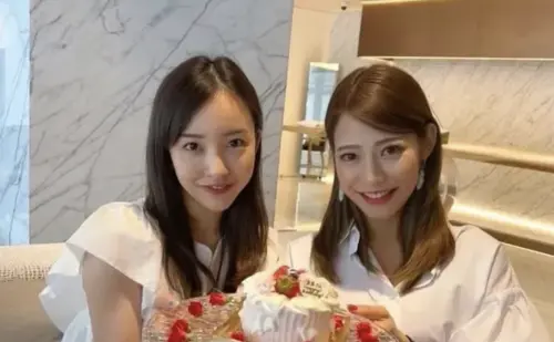 ▲武田舞香(右)和中居正廣交往多年。左為「AKB48」前成員板野友美,兩人生日是同一天,曾一起慶祝。(圖/翻攝板野友美IG) ▲武田舞香(右)和中居正廣交往多年。左為「AKB48」前成員板野友美,兩人生日是同一天,曾一起慶祝。(圖/翻攝板野友美IG)