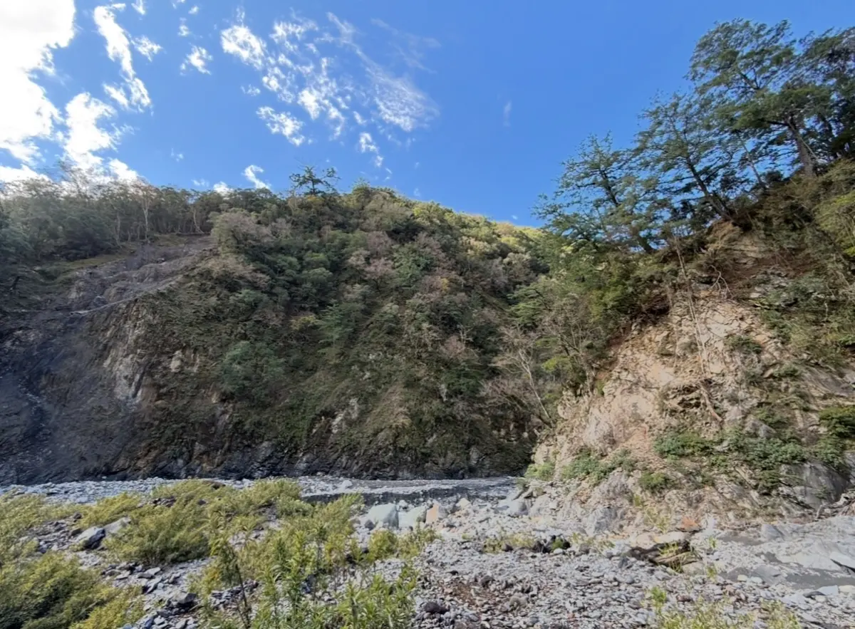 ▲高雄昨天下午先後傳出桃源區拉庫音溪及荖濃溪的沙洲因溪水暴漲，有民眾受困沙洲，消防員獲報後趕赴現場同時申請空勤總隊救援。(圖／高市消防局提供)