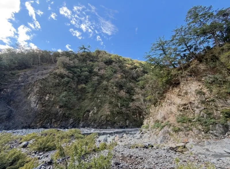 ▲高雄昨天下午先後傳出桃源區拉庫音溪及荖濃溪的沙洲因溪水暴漲，有民眾受困沙洲，消防員獲報後趕赴現場同時申請空勤總隊救援。(圖／高市消防局提供)