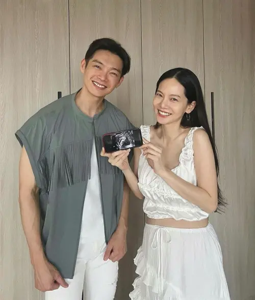 ▲▼曾之喬與辰亦儒兒子露出小手拜年。（圖／翻攝自曾之喬IG）