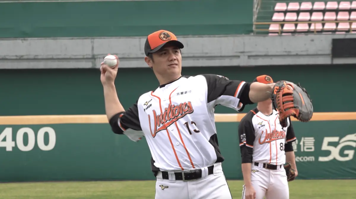 ▲統一獅老將胡金龍今（2）日宣佈本季為最後一季，好友陳鏞基談到胡金龍引退時，他表示去年就聊過關於引退的話題，對於胡金龍的決定表示祝福，至於有沒有機會重現經典的「金庸連線」，陳鏞基笑說自己還能守中線，「要看他身體狀況，我會督促他。」（圖／記者陳云茹攝）