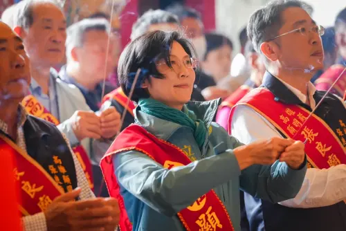 ▲林岱樺認為，高雄要致富，除了科技產業帶來高薪族群，商圈裡的店家、菜市場的攤販，也都必須賺到錢，才是城市景氣提升的關鍵。(圖／立委林岱樺辦公室提供)