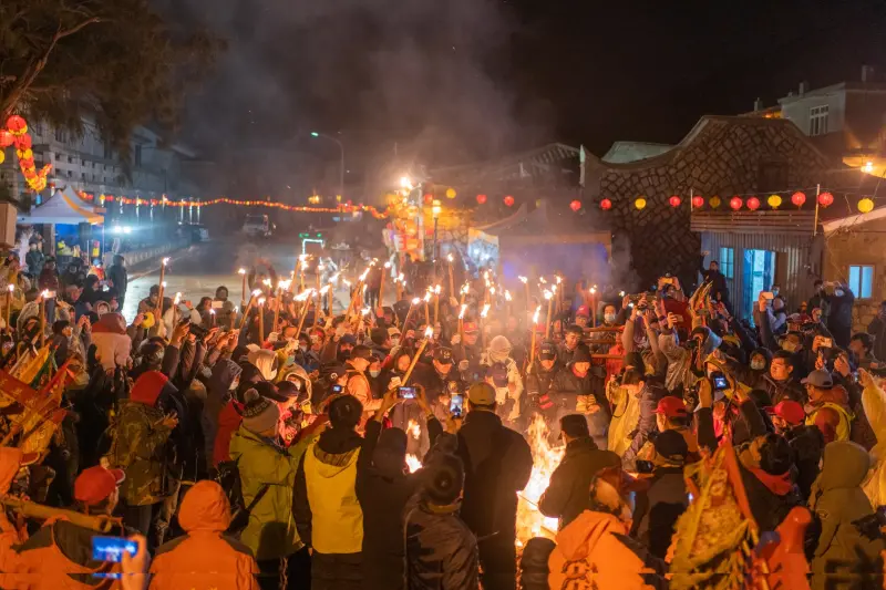 ▲元宵節將至，馬祖人也將迎接比農曆過年除夕夜更重要的「擺暝」文化祭，以各種祭祀、活動共同開啟一場神與人的相互鏈結，這個活動還被許多參與過的人封為「一生必去一次的慶典」。（圖／坂里境白馬尊王廟提供）