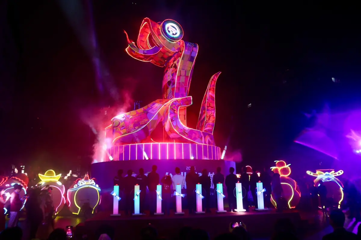 ▲2025台北燈節宣告展開，位在中山堂廣場的主燈「福蛇豆豆」正式點燈，即日起將展至2月16日結束。本文整理主燈地點、賞燈路線建議與交通等資訊，一文掌握。（圖／記者李政龍攝）