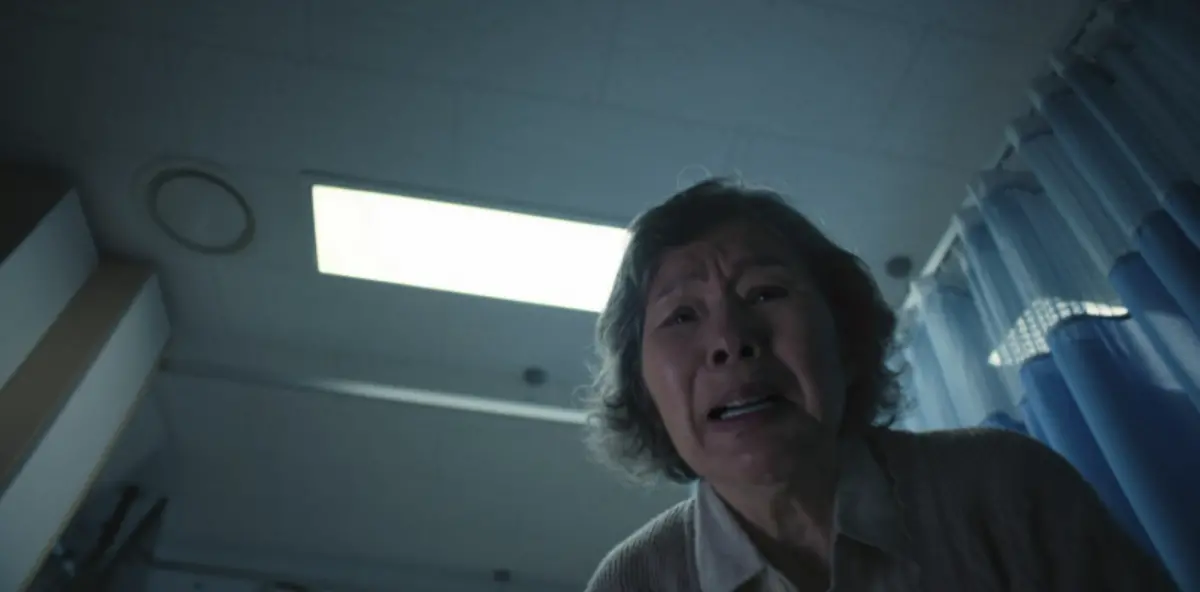 ▲80歲的韓國女星李周實，近期才在《魷魚遊戲2》中飾演飾演魏嘏雋高齡媽媽，今（2）日卻因乳癌病重離世，而她過去出演過多部經典作品，還曾在《屍速列車》中飾演孔劉的媽媽。（圖／Netflix）