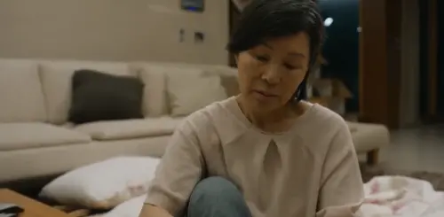 ▲李周實曾出演過《屍速列車》，飾演孔劉的媽媽，雖然戲份不多，不過仍非常有記憶點。（圖／《屍速列車》片段）