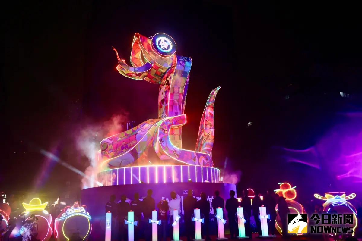 ▲高13公尺的主燈「福蛇豆豆」。（圖／記者李政龍攝，2025.02.02）