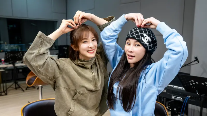 ▲女星賴雅妍（左）近期與温嵐（右）合作新歌，坦言壓力不小，更自爆兩人早在20多年前就曾合作，還笑稱：「當年我還只是個小模特兒。」（圖／TVBS提供）