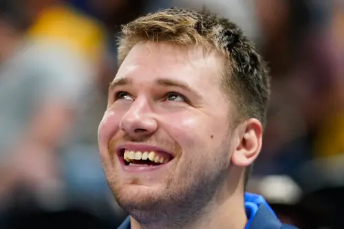 ▲NBA球星Luka Doncic雖然成功加盟洛杉磯湖人，與LBron James聯手衝擊總冠軍，但這筆交易讓他失去簽下3.45億美元（約115億新台幣）超級頂薪的資格。不過，這也為湖人提供財務彈性，利於球隊在LeBron退役後進行補強。（圖／美聯社／達志影像）
