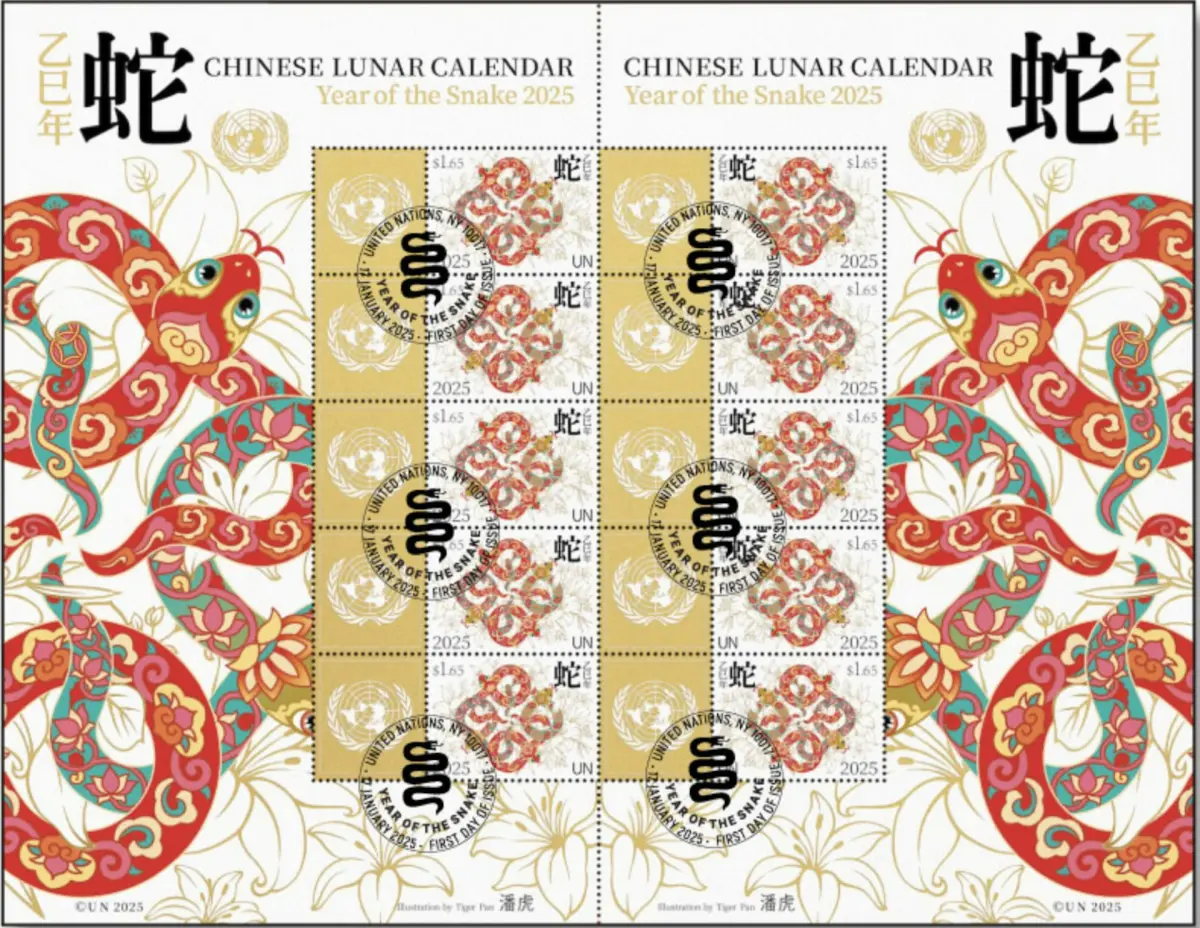 ▲聯合國郵政管理局發行的2025年蛇年主題郵票，英文名稱寫「Chinese Lunar Calendar」，對此，有韓國民間團體促請聯合國將「中國」拿掉，但遭到聯合國拒絕。（圖／翻攝自聯合國郵政管理局）