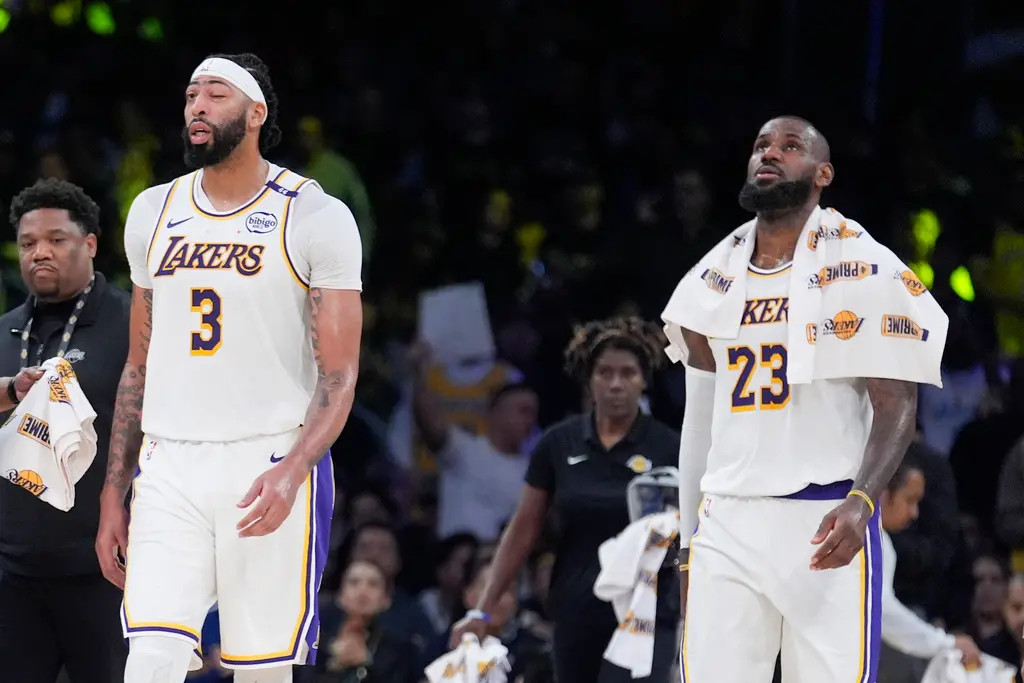 ▲湖人與獨行俠在2025年NBA交易截止日前夕達成震撼交易，五屆全明星Luka Doncic轉戰洛杉磯，換回十屆全明星Anthony Davis，引發聯盟熱議。隨後，有消息稱LeBron James對Davis表現不滿，導致交易發生，但LeBron隨即否認此說法，強調自己對此交易毫不知情。（圖／美聯社／達志影像）