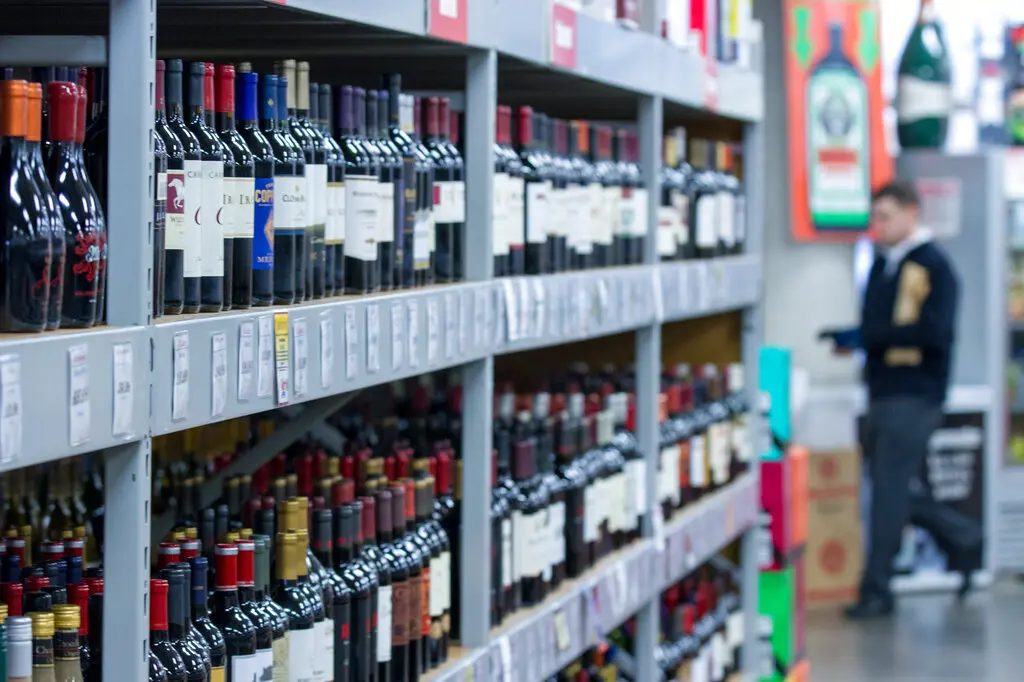 ▲美國與墨加兩國掀起關稅戰，中小企業首當其衝。圖為美國田納西州的一處超市販酒區域。（圖／美聯社／達志影像）