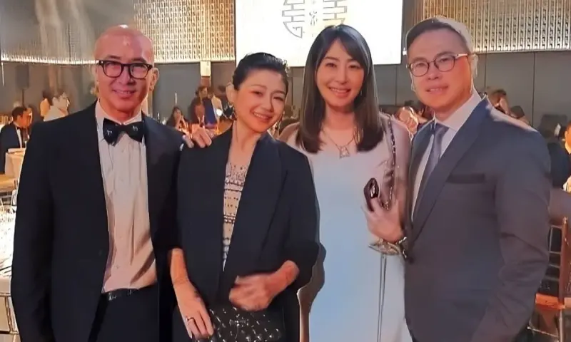 ▲大S上個月25日才和老公具俊曄出席王偉忠女兒歸寧宴，和好友們合影留念，未料才過1週就傳出病逝消息。（圖／賈永婕臉書）