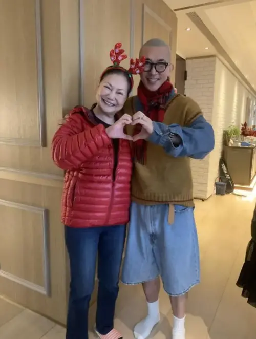 ▲大S媽媽黃春梅與女婿具俊曄驚喜合照。（圖／S媽臉書）