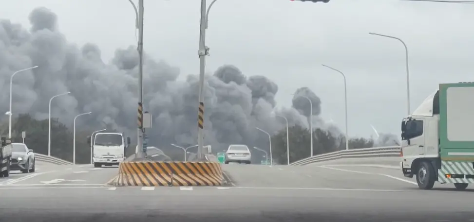 ▲彰化縣線西鄉線工路彰濱工業區內一家塑膠粒子工廠今（3）日上午8點發生火警，冒出大量濃煙。（圖／翻攝畫面）