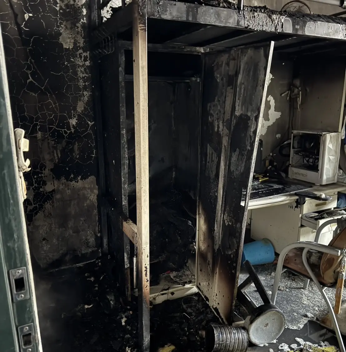 ▲中信科技大學今上午8時許驚傳火警！5樓高的學生宿舍房間不明原因突然起火燃燒，床架被燒黑，21學生及時逃生。（圖／台南消防局提供）