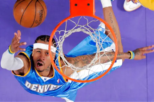 ▲Allen Iverson原本是76人的隊魂，但被交易到金塊，轟動一時。（圖／美聯社／達志影像）