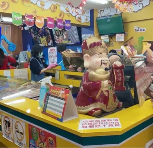 ▲刮刮樂「2000萬超級紅包」第4個頭獎在台北被刮出，是位年約30多歲男性，被彩券行擺放的財神爺吸引，買了3張，而且每張都有中獎，最後一張因刮到手酸直接掃碼對獎，竟中了頭獎2000萬元。（圖／台灣彩券公司提供）