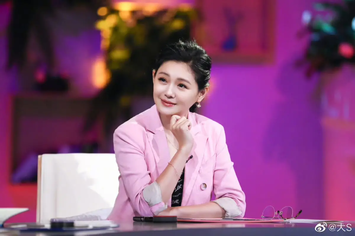 ▲南韓節目公開大S離世前時間軸，醫師分析她因流感併發肺炎，加上她生前飽受心臟二尖瓣脫垂與癲癇病史之苦，導致病況迅速惡化，回顧她過去曾在2016年因為生兒子一度在手術台上失去呼吸心跳，讓人不勝唏噓。（圖／翻攝自大S微博）