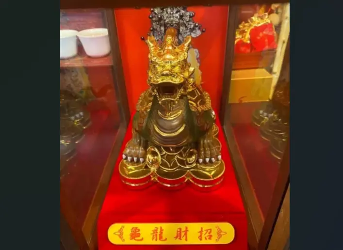 ▲新年限定刮刮樂「金蛇獎」在高雄被刮出頭獎，還是一名年約30多歲女性，買飲料轉頭見彩券行招財龍龜招手，進去試手氣，結果幸運刮中頭獎300萬元。（圖／台灣彩券公司提供）