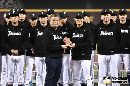 ▲開訓當天教育部長鄭英耀與棒協理事長辜仲諒以及中職會長蔡其昌共同致贈加菜金90萬（中職50萬、棒協20萬、教育部20萬）（圖／記者葉政勳攝 , 2025.02.03）